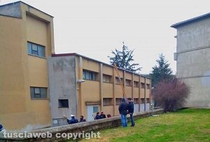 Vejano - Tromba d'aria scoperchia la palestra della scuola