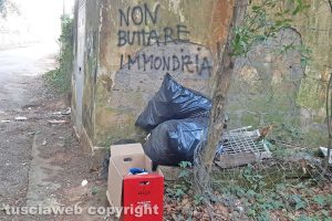 Ronciglione - Rifiuti di fronte al cancello di Villa Lina