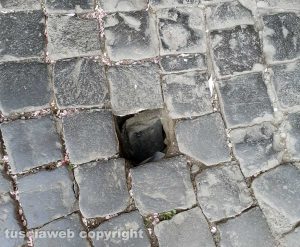 Viterbo - Buche dentro Porta della Verità