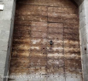 Viterbo - Il portone al palazzo degli Alessandri