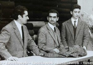 A sinistra Remo Labellarte al bancone del negozio con il fratello Riccardo e un commesso
