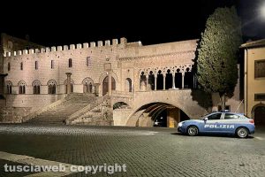 Viterbo - Palazzo Papale Una pattuglia della polizia presidia il centro storico