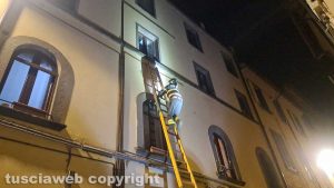 Viterbo - Donna trovata morta in casa in via della Torre - L'intervento dei vigili del fuoco