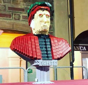 Il busto di Dante Alighieri fatto di Lego
