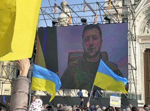 Zelensky videocollegato con la manifestazione di Firenze