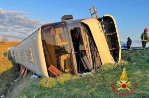 Forlì - Si ribalta autobus con a bordo profughi ucraini