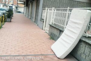Viterbo - Materasso abbandonato