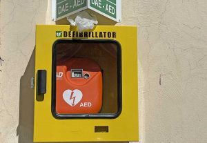 Montalto di Castro - Il defibrillatore con la busta lasciata