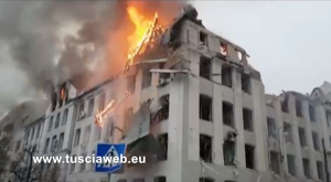 Guerra in Ucraina - Kharkiv - Brucia la facoltà di sociologia