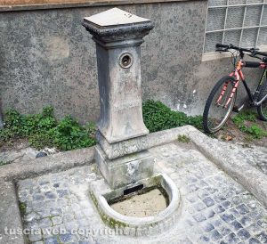 Viterbo - La fontanella a secco di piazza del Teatro nuovo