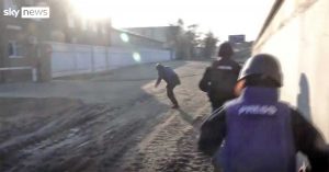 La troupe di Sky News mentre cerca di mettersi al riparo dai proiettili