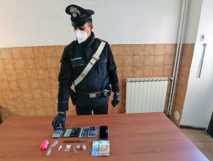 Fara in Sabina - Il materiale trovato dai carabinieri in casa della 50enne