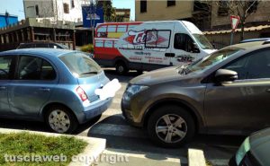 Viterbo - Parcheggio selvaggio in via Genova