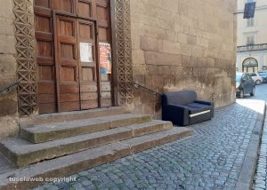 Viterbo - Un divano abbandonato