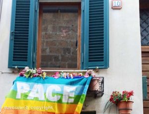 Capranica - Bandiera della pace alla finestra