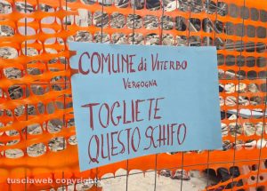 Viterbo - Cartello affisso nelle transenne che delimitano i lavori per l'abbattimento del palazzo di via Cardinal La Fontaine