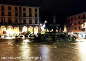 Viterbo - La fontana di piazza della Rocca al buio