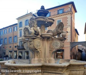 Viterbo - La fontana di piazza delle Erbe