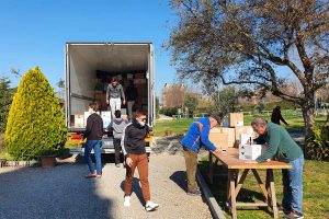 Tarquinia - Gli studenti del Cardarelli aiutano a caricare il camion