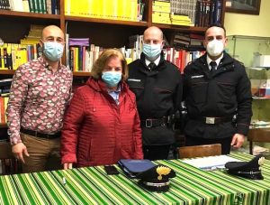 Vejano - Da sinistra: Valerio Fabretti vice sindaco, la presidente del circolo di promozione sociale Antonietta Cocchi, il luogotenente Paolo Esposito e il brigadiere Pasqualino Guglielmo dei carabinieri