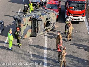 Viterbo - Mezzo militare si ribalta sulla superstrada