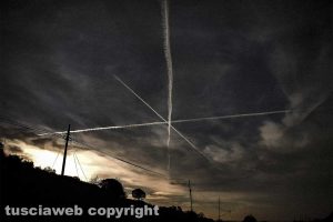 Viterbo - Scie di aerei al tramonto