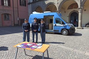 Viterbo - Piazza del Comune - Il camper della polizia per le vittime di violenza