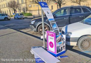 Viterbo - Totem turistico distrutto a piazza della Rocca