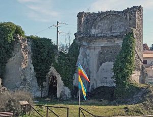 Montefiascone - Le bandiere nei resti della chiesa del Riposo