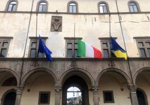 Viterbo - Bandiere a mezz'asta a palazzo dei Priori per le vittime del Covid