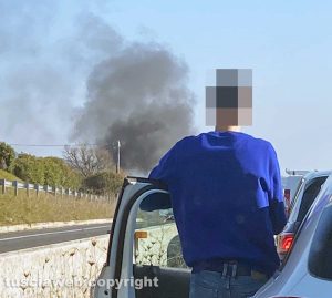 Monterosi - Macchina in fiamme sulla Cassia