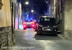 Viterbo - La polizia che si dirige in via del Gallo per una rissa