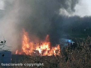 Vignanello - Incendio in uno sfasciacarrozze
