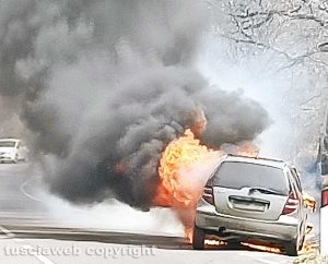 Viterbo - Auto in fiamme sulla Cimina
