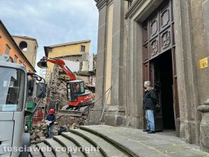Viterbo - Lavori di demolizione in via Cardinal La Fontaine