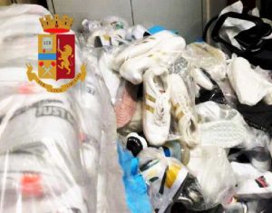 Napoli - Trovato con oltre 1400 paia di scarpe contraffatteNapoli - Trovato con oltre 1400 paia di scarpe contraffatte