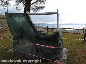 Montefiascone - La panchina panoramica in fase di allestimento
