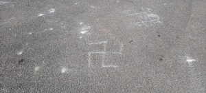 La svastica disegnata davanti alla scuola primaria
