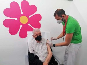 Coronavirus - Vaccinazione a un ultra 80enne