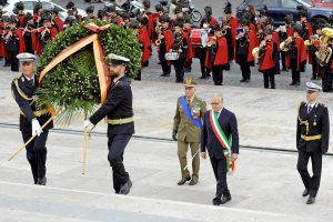 Roma - Il sindaco Roberto Gualtieri depone una corona di fiori al Milite Ignoto