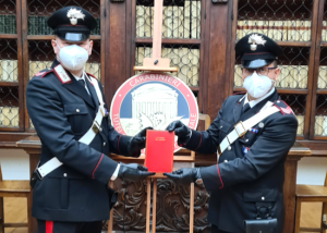 Carabinieri - Il volume di Gabriele D'Annunzio recuperato