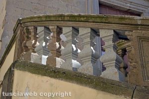 Viterbo - Le colonnine "finte" della balaustra di Santa Maria del Poggio