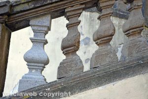 Viterbo - Le colonnine "finte" della balaustra di Santa Maria del Poggio