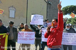 Viterbo - La manifestazione della comunità srilankse contro il presidente Gotabaya Rajapaksa