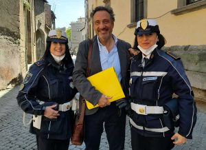 Mario Tozzi insieme a due agenti della polizia locale