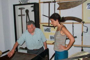 Il facocchio Fulvio Cappelli spiega il funzionamento della forgia