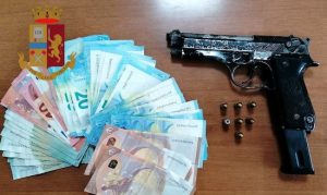 Napoli - La pistola utilizzata per la rapina