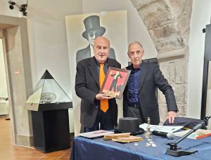 Franco Petrolini consegna a Vincenzo Ceniti la caricatura di Ettore
