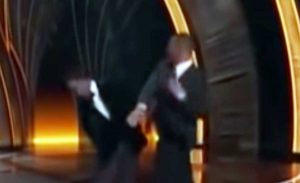 Will Smith tira uno schiaffo a Chris Rock durante la cerimonia degli Oscar