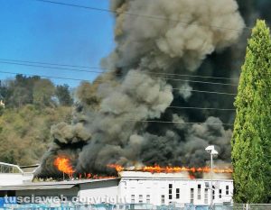 Gallese - Incendio in una fabbrica di sanitari
